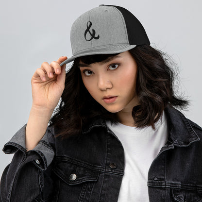 Gorra de camionero con el logo de Ampersand