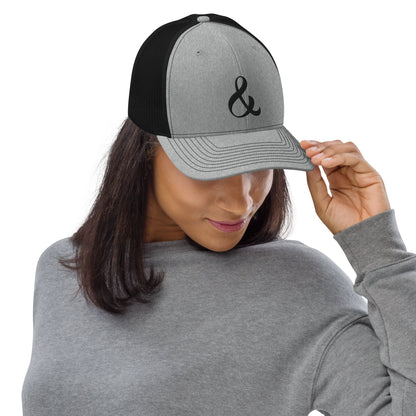 Gorra de camionero con el logo de Ampersand